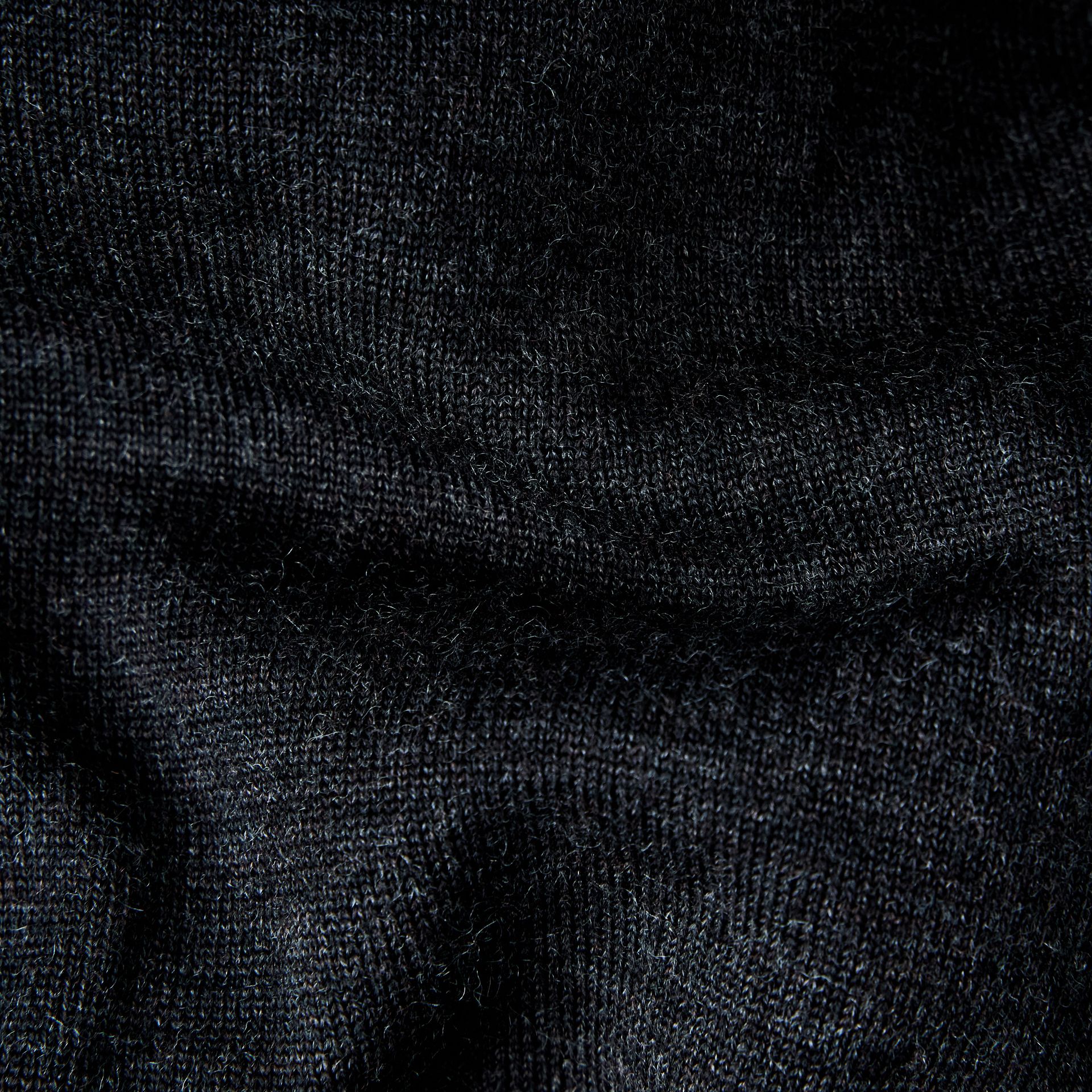 Suéter Merino Gola Alta Off Black Media 7